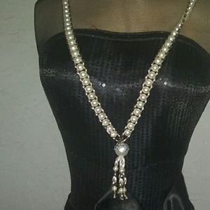 🦋White faux bead pullover necklace silver design